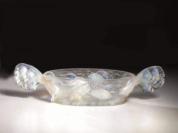  Vaschetta, probabilmente manifattura Lalique , in vetro lattimo e trasparente lavorata a pesci, a due anse modellate come pinne caudali, cm 48x18, non firmata                                     