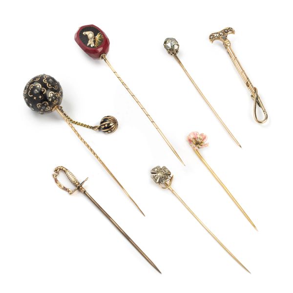 



GROUP OF TIE PINS IN GOLD