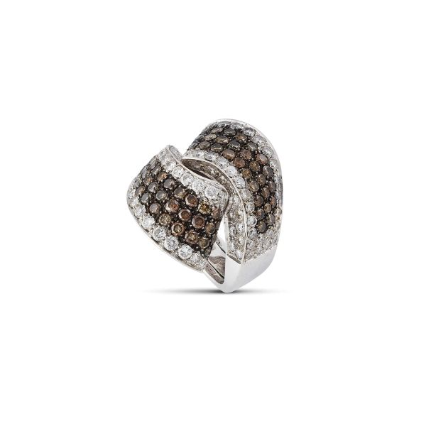 CONTRARIE DOUBLE BAND DIAMOND RING IN 18KT WHITE GOLD