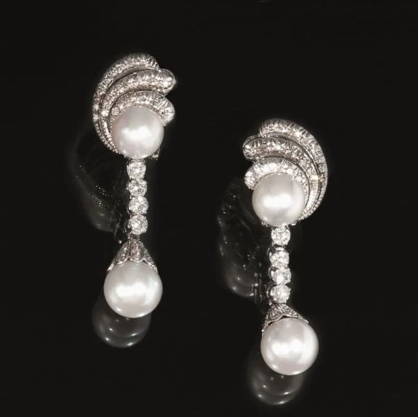 Paio di orecchini pendenti in oro bianco, diamanti e perle