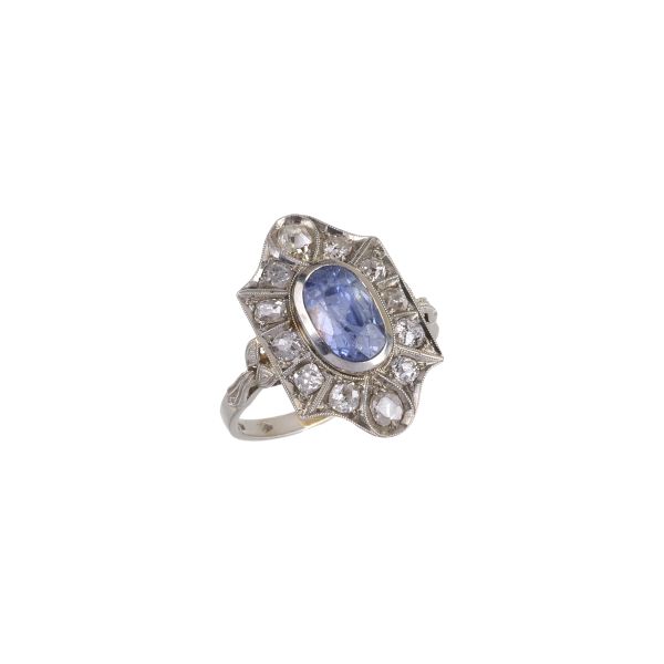 



SAPPHIRE AND DIAMOND RING IN 18KT WHITE GOLD