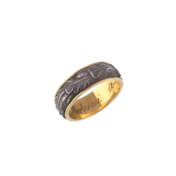 



BAND RING IN 18KT YELLOW GOLD AND METAL