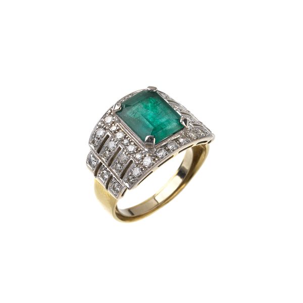 



EMERALD AND DIAMOND RING IN 18KT TWO TONE GOLD
