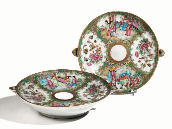  Coppia di piatti scaldavivande, Cina sec. XIX , in porcellana Canton, decorati a riserve con figure e fiori, diam cm 25 (2)