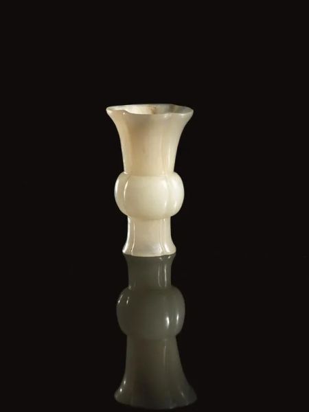 Vasetto Cina sec. XIX, di forma arcaica e polilobato, in giada celadon, alt. cm 9,5