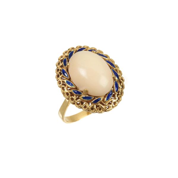 



ROSE CORAL RING IN 18KT YELLOW GOLD