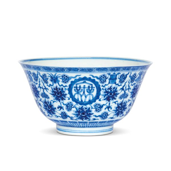 



CIOTOLA IN PORCELLANA BIANCA E BLU, CINA, PERIODO REPUBBLICA, SEC. XX