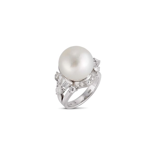 



SOUTH SEA PEARL AND DIAMOND RING IN 18KT WHITE GOLD