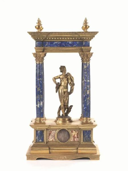 Tempietto, inizi sec. XX, in bronzo dorato con colonne in lapislazzuli, al centro figura di Diana cacciatrice, su basamento modanato, alt. cm 40