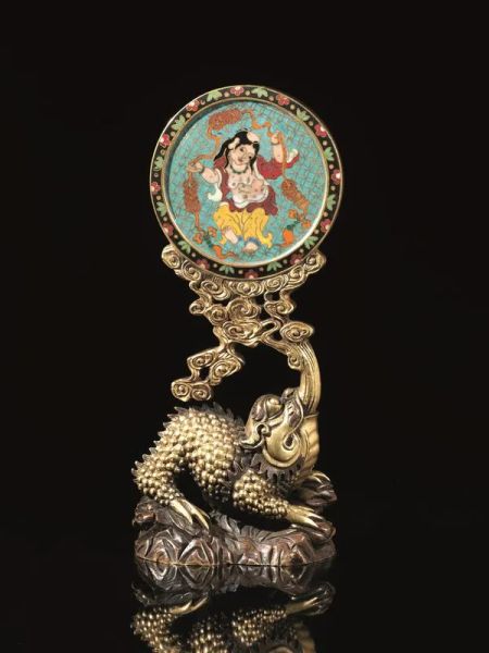 Scultura Cina fine sec. XIX, in bronzo la base modellata a forma di cane di Pho che sorregge una placca in metallo cloisonn&eacute; con divinit&agrave; alt. cm 24,5