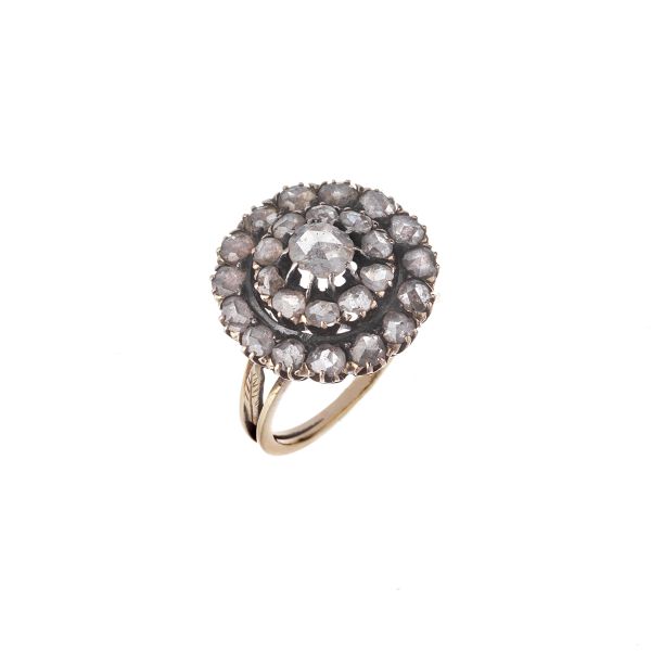 



DIAMOND FLORAL RING IN GOLD AND SILVER