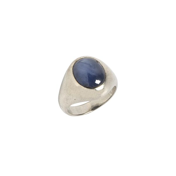 CABOCHON SAPPHIRE RING IN 18KT WHITE GOLD