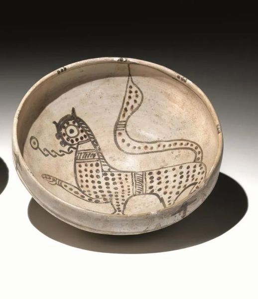 Coppa, Nishapur, sec. XIV, in maiolica, di forma emisferica, cavetto decorato in bruno manganese con un leopardo rampante a destra, diam. cm 21,5, alt. cm 8,5, ricomposta e restauri