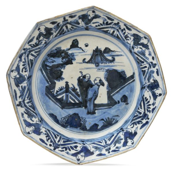 



A BLUE AND WHITE PORCELAIN OCTAGONAL DISH, CHINA, QING DYNASTY, 16TH-17TH CENTURY