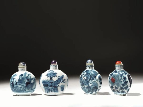 Due snuff bottles, Cina sec. XIX-XX,  in porcellana bianco e blu decorate    con simboli e personaggi, alt. cm 9,5  e   due snuff bottles , decorate con motivi floreali alt. cm 9,5 (4)