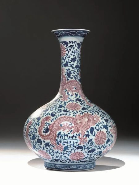  Vaso, Cina sec. XX,  in porcellana bianca, decorato con grandi draghi rossi e e con fiori, dalla forma globulare e dal lungo collo, alt. cm 46 