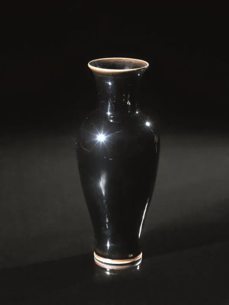  Vaso, Cina dinastia Qing (1644-1911),  in porcellana nera, reca marchio Qianlong, alt. cm 22