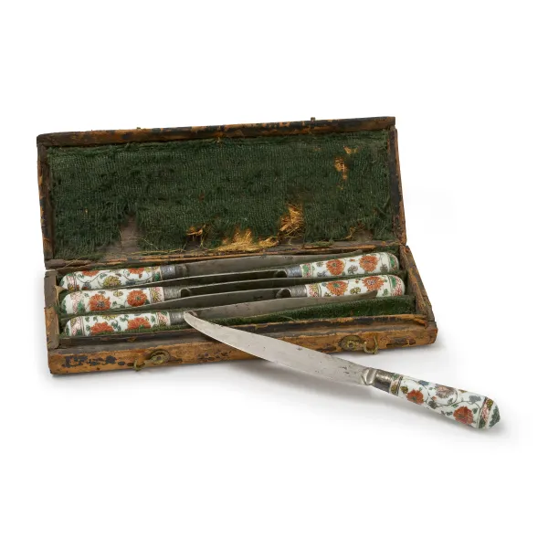 



A SET OF FAMILLE VERTE PORCELAIN-HANDLED KNIVES, CHINA, QING DYNASTY, 18TH CENTURY, QIANLONG PERIOD