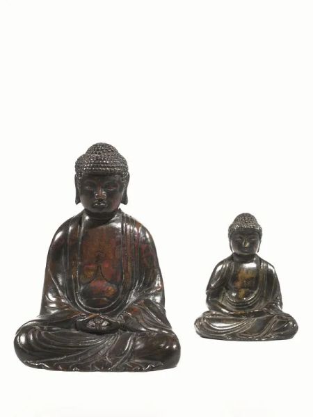 Due figure di Buddha, Giappone sec. XIX - XX, in bronzo, il pi&ugrave; piccolo con iscrizione al retro, alt. cm 16 e 10 (2)