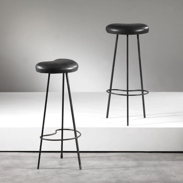 A PAIR OF STOOLS, METAL STRUCTURE, BLACK LEATHER UPHOLSTERED SEAT