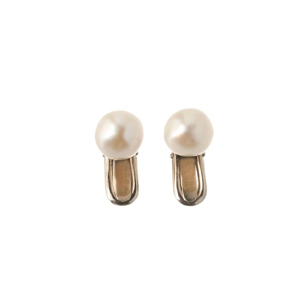 



PEARL BUTTONS IN 18KT WHITE GOLD