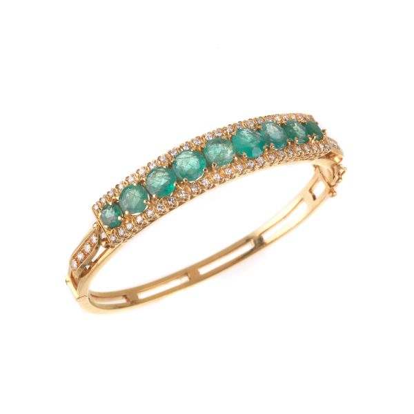 EMERALD AND DIAMOND BANGLE IN 18KT YELLOW GOLD