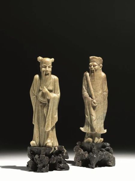  Coppia di figure, Cina inizi sec. XX,  raffiguranti saggi in pietra saponaria, le basi modellate a finta roccia, alt. cm 25 e cm 24 (2)