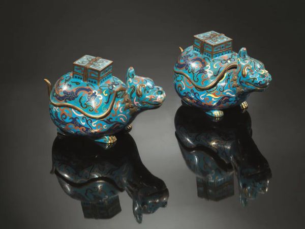  Coppia di brucia profumi Cina fine dinastia Qing , in smalto cloisonnÃ¨, modellati a forma di animali fantastici, lung. cm 15