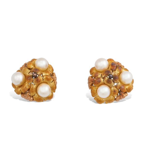 



BUCCELLATI PAIR OF PEARL FLOWER-SHAPED BROOCHES IN 18KT YELLOW GOLD