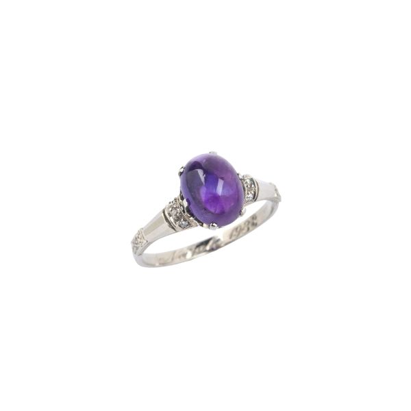 CABOCHON AMETHYST RING IN 18KT WHITE GOLD