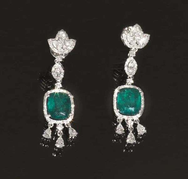 Paio di orecchini pendenti in oro bianco, smeraldi e diamanti