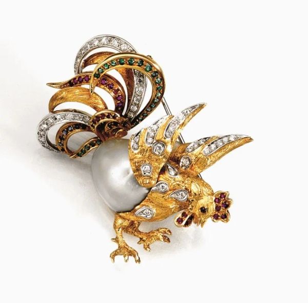 Spilla, Chantecler,&nbsp; in oro giallo, perla barocca, rubini, smeraldi e diamanti