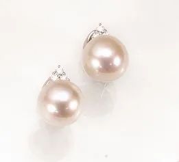  Paio di orecchini in oro bianco, perle e diamanti 