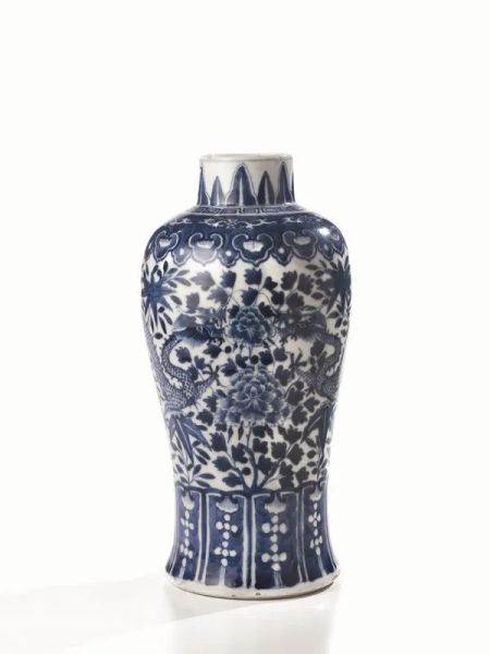  Vaso, Cina fine dinastia Qing , in porcellana bianca e blu, decorato con figure di draghi su fondo floreale e motivi Ruyi, marchio apocrifo Kangxi, alt. cm 32