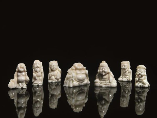  Sette piccole sculturine, Cina sec. XX,  in corallo bianco raffiguranti personaggi, la piÃ¹ alta, cm 3,8