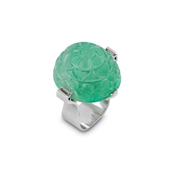 



RING WITH ENGRAVED EMERALD
