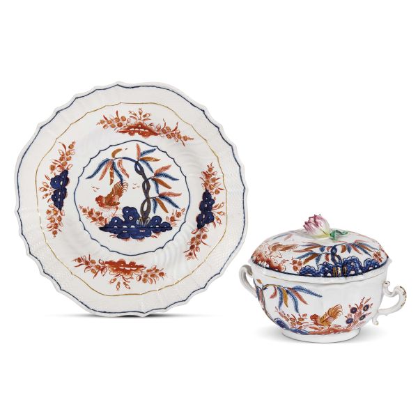 A GINORI SOUP CUP WITH LID AND PLATE, DOCCIA, CIRCA 1770
