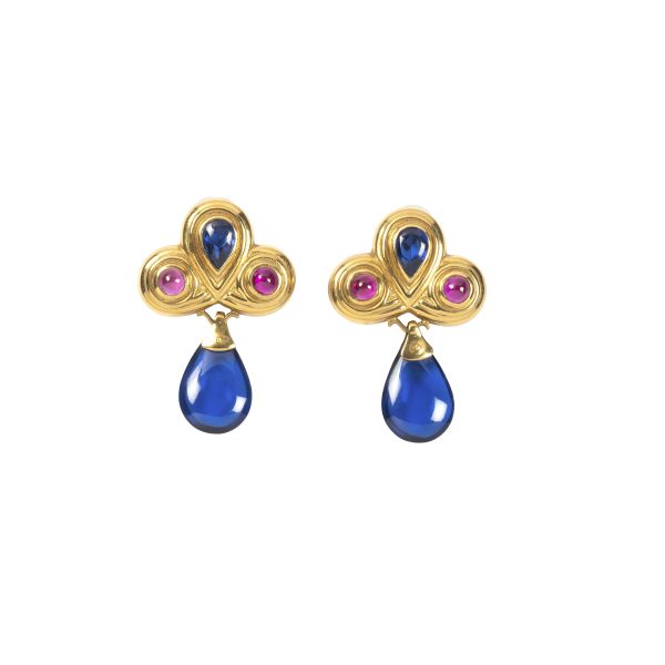 



PAIO DI ORECCHINI CON PIETRE COLORATE SINTETICHE