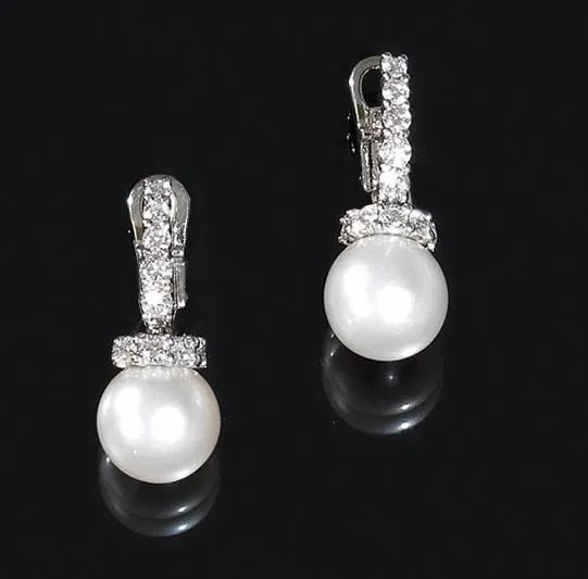 Paio di orecchini in oro bianco, diamanti e perle