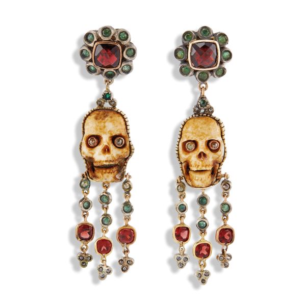 



CODOGNATO LONG DROP EARRINGS WITH TWO PENDING SKULLS IN GOLD AND SILVER