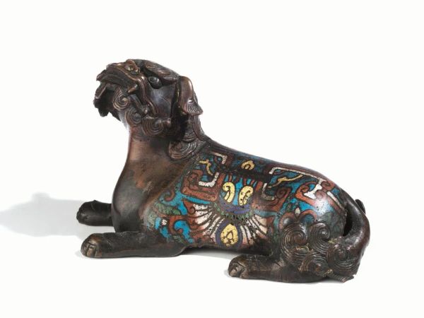  Cane di Pho, Cina sec. XIX , in bronzo cloisonnÃ©, in posizione accucciata, lung. cm 18