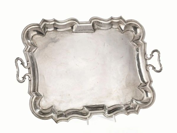  Guantiera, Venezia, sec. XIX,  in argento con ampia tesa sagomata, a due manici, cm 57x39, g 2100               
