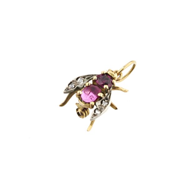 



SMALL FLY-SHAPED BROOCH IN GOLD AND SILVER 