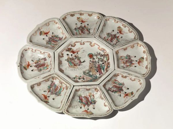  Grande piatto,  Cina sec. XIX , formato da una coppa centrale di forma      