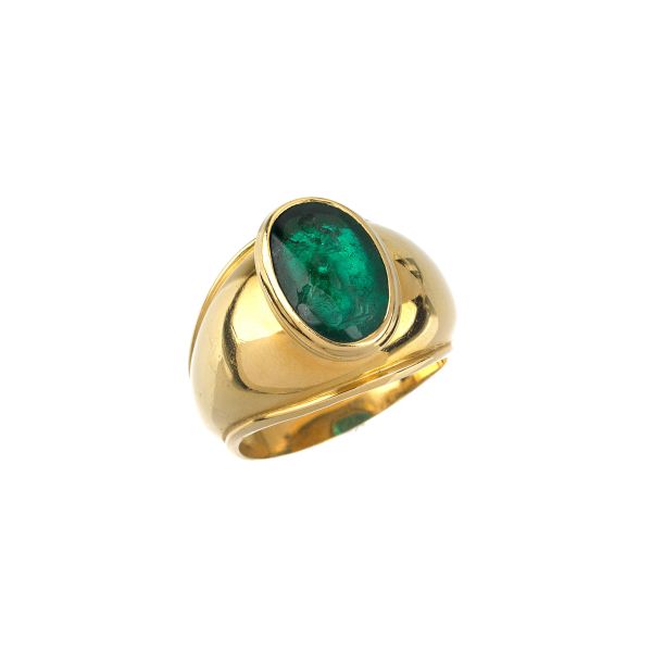 



BIG CARVED EMERALD RING IN 18KT YELLOW GOLD