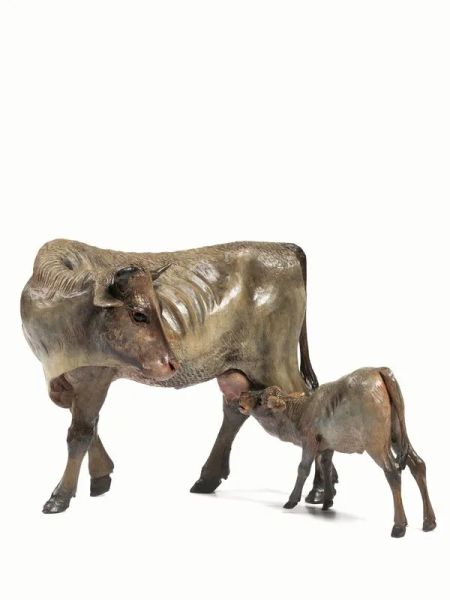  Due sculture, sec. XIX,  in legno intagliato, raffiguranti mucca e vitello, alt. cm 20 e cm 11 (2)                            