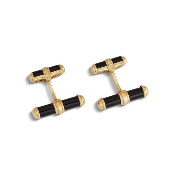 VAN CLEEF &amp; ARPELS CUFFLINKS IN 18KT YELLOW GOLD AND ONYX