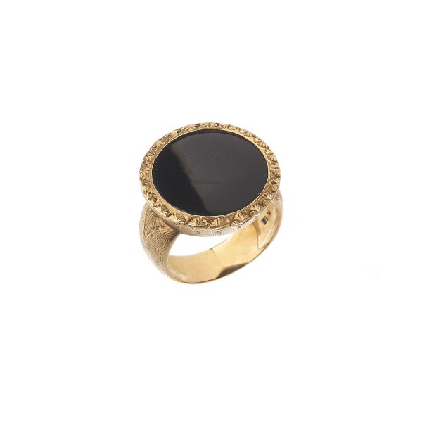 



ONYX RING IN 18KT YELLOW GOLD