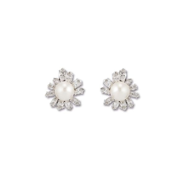 



PAIO DI ORECCHINI CON PERLE NATURALI E DIAMANTI