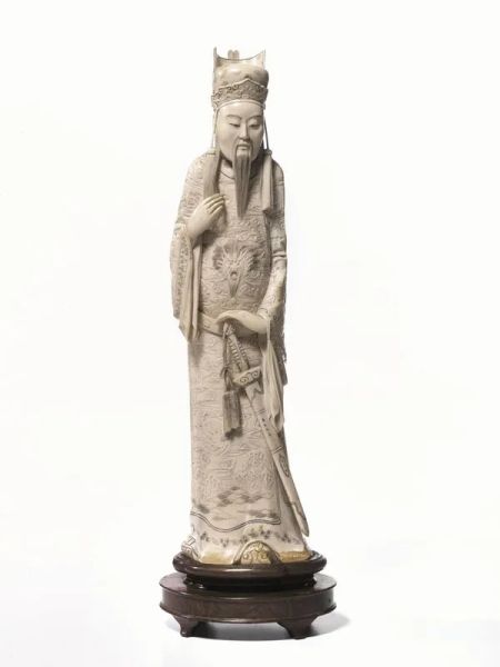 Grande scultura, Cina fine dinastia Qing, in avorio raffigurante dignitario con spade, vesti ricamate e copricapo, alt. cm 45, su base in legno